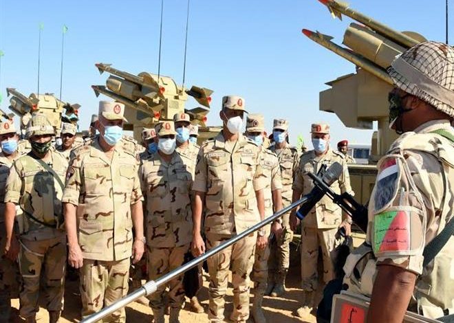 وزير الدفاع المصري يشهد المرحلة الرئيسية لمشروع تكتيكي بإحدى وحدات الجيش الثالث الميداني