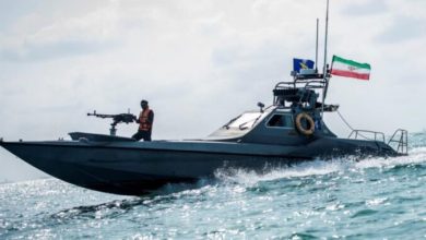 البحريتان الأمريكية والبريطانية تعلنان نجدة سفينة في مضيق هرمز من الحرس الثوري الإيراني