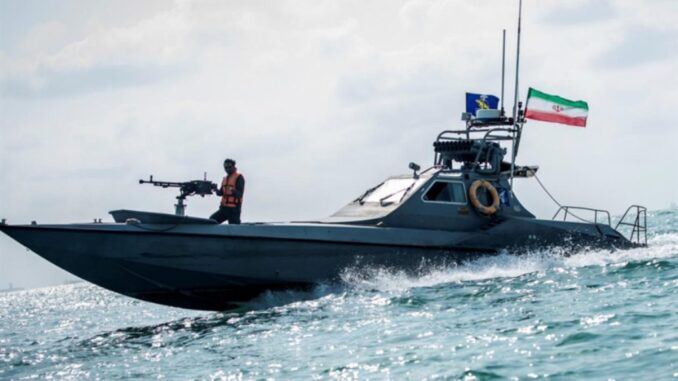البحريتان الأمريكية والبريطانية تعلنان نجدة سفينة في مضيق هرمز من الحرس الثوري الإيراني