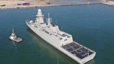 الجيش المصري يعلن عن وصول فرقاطة “العزيز” إلى قاعدة الإسكندرية