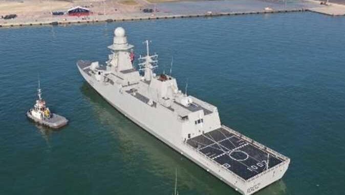 الجيش المصري يعلن عن وصول فرقاطة “العزيز” إلى قاعدة الإسكندرية