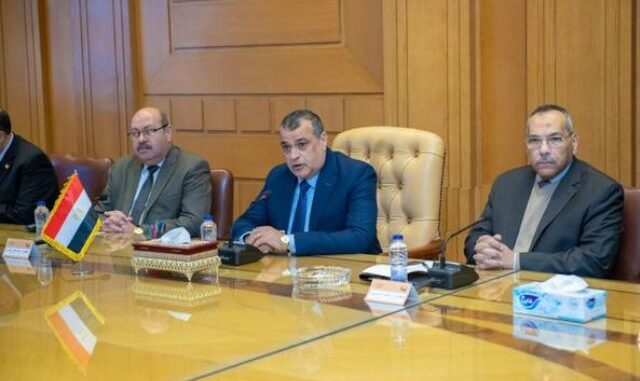 وزير الإنتاج الحربي المصري يبحث مع وفد عراقي تعزيز التعاون المشترك