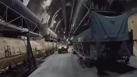 إيران تكشف عن قاعدة صواريخ خارقة تحت الأرض