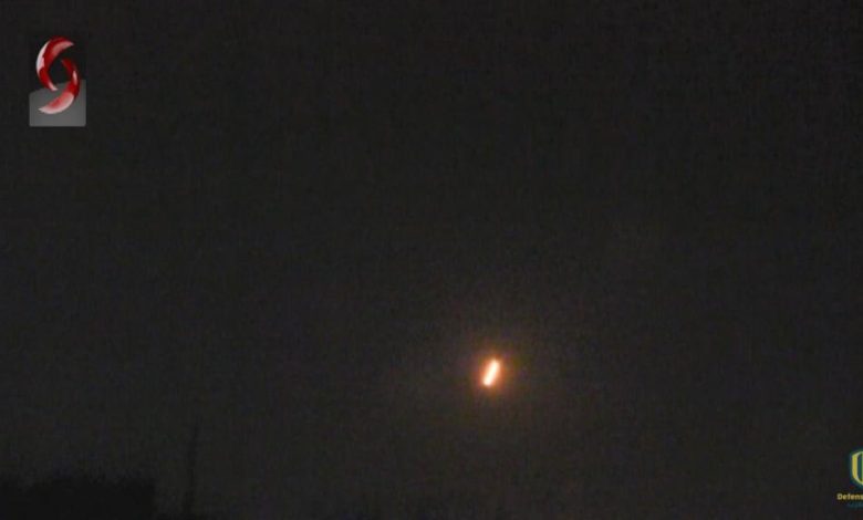 فيديو: تصدي الدفاعات الجوية السورية للهجوم الإسرائيلي فوق حمص