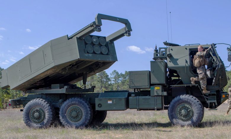 بالفيديو: القوات الأوكرانية تقصف مواقع القوات الروسية براجمات “هيمارس” الأمريكية