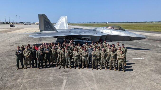 قاعدة “تيندال” الجوية تشهد تحطيم مقاتلة “إف 22” للرقم القياسي في حمل أكبر عدد من الصواريخ.. فماذا في التفاصيل؟