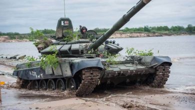إعلام: صور دبابات “تي-72” المدمرة في أوكرانيا لا تبشر بالخير بالنسبة للقوات البرية الإيرانية التي تملك مثلها