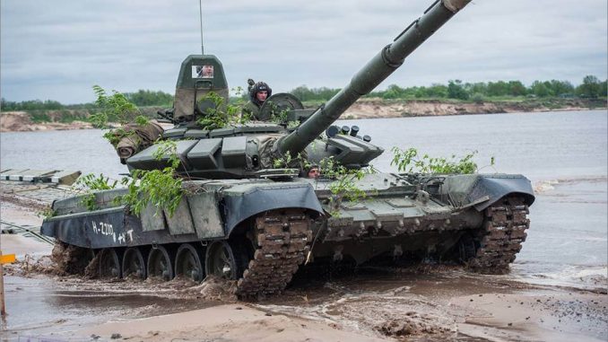 إعلام: صور دبابات “تي-72” المدمرة في أوكرانيا لا تبشر بالخير بالنسبة للقوات البرية الإيرانية التي تملك مثلها