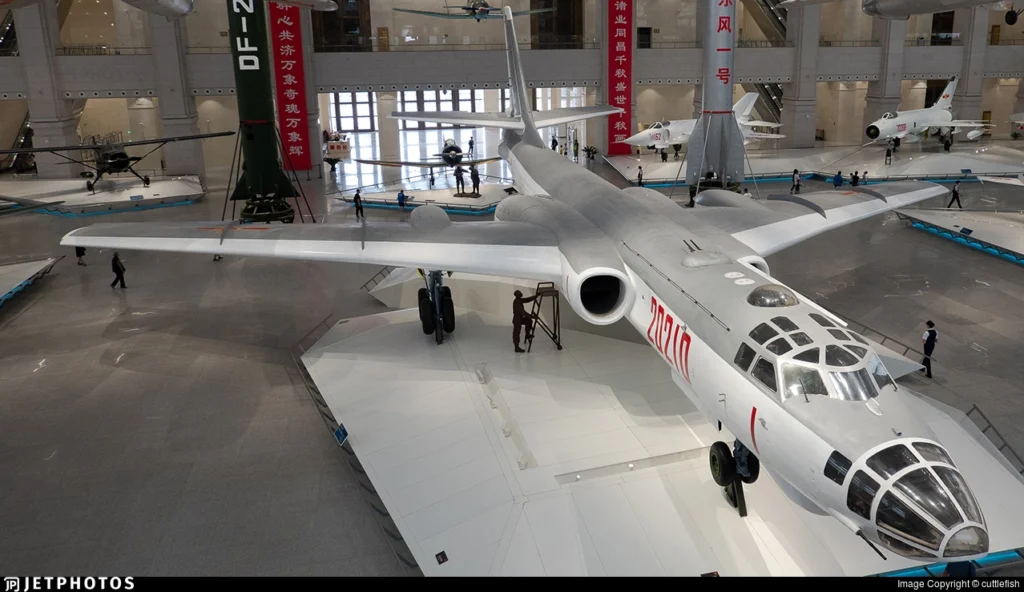 القاذفة الصينية Xian H-6