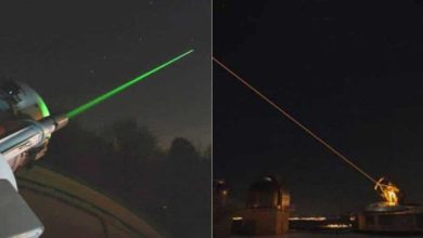 شُعاع ضوئي يضيء سماء موسكو.. هل استخدمت روسيا سلاح الليزر القتالي “بيريسفيت”؟