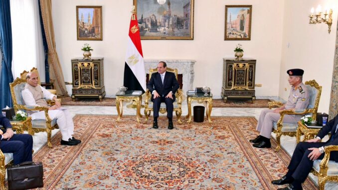الرئيس السيسي يبحث مع وزير الدفاع الهندي سبل تعزيز التعاون العسكري والأمني