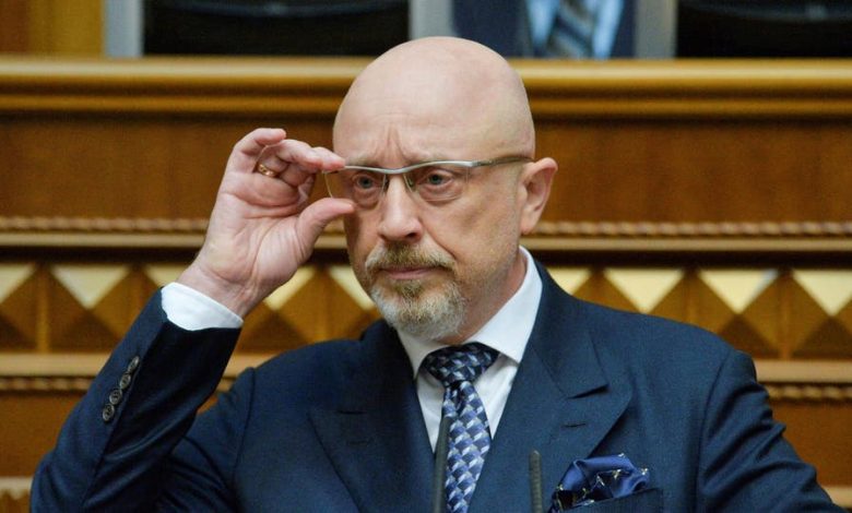 وزير دفاع الأوكراني: نصف أوروبا تقوم بجمع وتعبئة وحمل الأسلحة والمعدات المدرعة