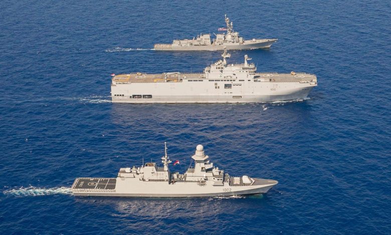 القوات البحرية المصرية والأمريكية تنفذان تدريبا عابرا