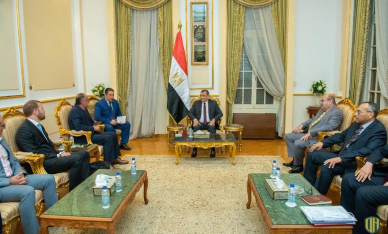 مصر.. “وزير الدولة للإنتاج الحربي” يجتمع مع مسؤولي شركة “رينو” الفرنسية لبحث سبل التعاون المشترك