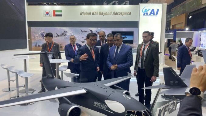 وزير الإنتاج الحربي المصري يتفقد عدداً من أجنحة الشركات المشاركة في معرض “آيدكس 2023”.. هل من صفقات جديدة للجيش المصري؟