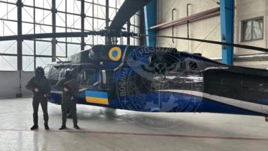 العلم الأوكراني على جانبها.. أوكرانيا تتلقى أول مروحية “بلاك هوك”
