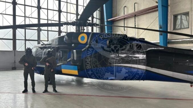 العلم الأوكراني على جانبها.. أوكرانيا تتلقى أول مروحية “بلاك هوك”