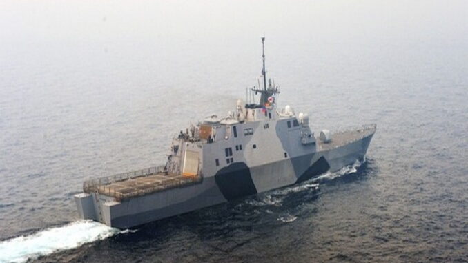 مجهزة بطوربيدات ومسيرات متطورة.. الولايات المتحدة تنزل إلى المياه سفينة عسكرية حديثة