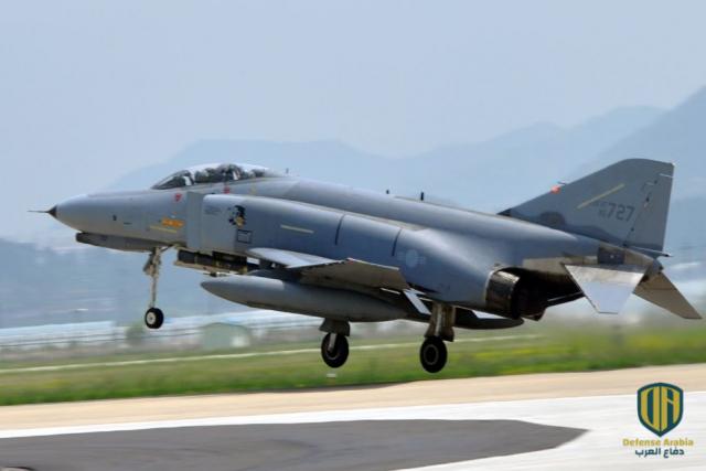 مقاتلة من طراز "إف-4"