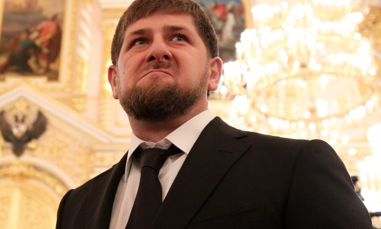 الرئيس الشيشاني بين قواته المشاركة بالحرب قرب كييف (فيديو)