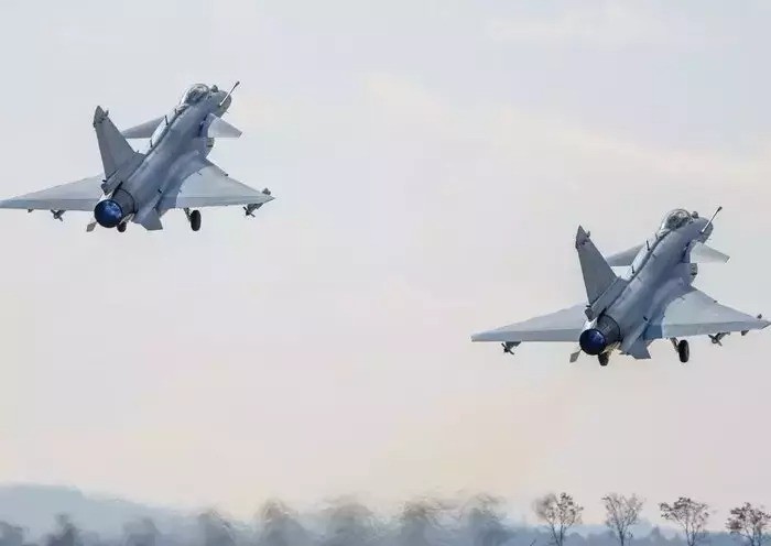 المقاتلة الصينية "جيه-10"