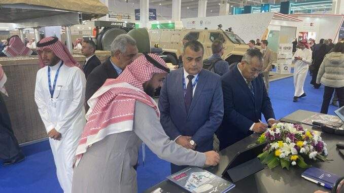 وزير الدولة للإنتاج الحربي المصري يتفقد عدد من أجنحة الشركات المشاركة بمعرض الدفاع العالمي