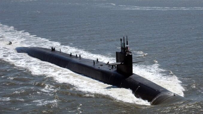 البحرية الأميركية تعزز قوتها في الشرق الأوسط بغواصة نووية مزودة بصواريخ موجهة.. هذه مهمتها