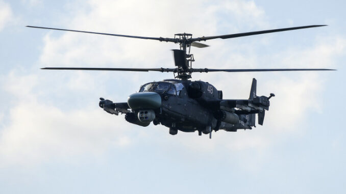 مروحية “التمساح” المحدثة تقوم بأول رحلة