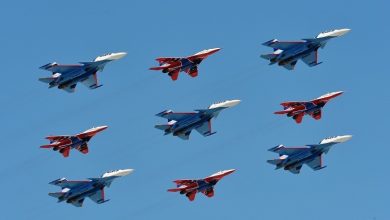 فرقة “الفرسان الروس” تقدم عرضا في معرض دبي للطيران