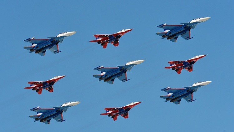 فرقة “الفرسان الروس” تقدم عرضا في معرض دبي للطيران