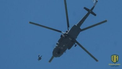 فيديو لمروحية تقوم بإنزال قوات خاصة على أسطح السيارات