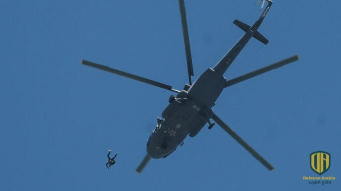 فيديو لمروحية تقوم بإنزال قوات خاصة على أسطح السيارات