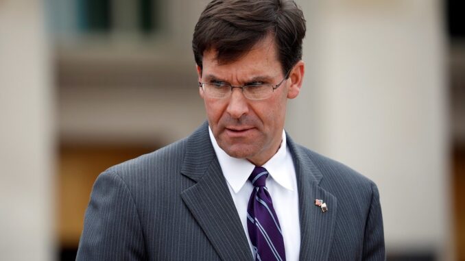 ترامب يقيل وزير الدفاع مارك إسبر