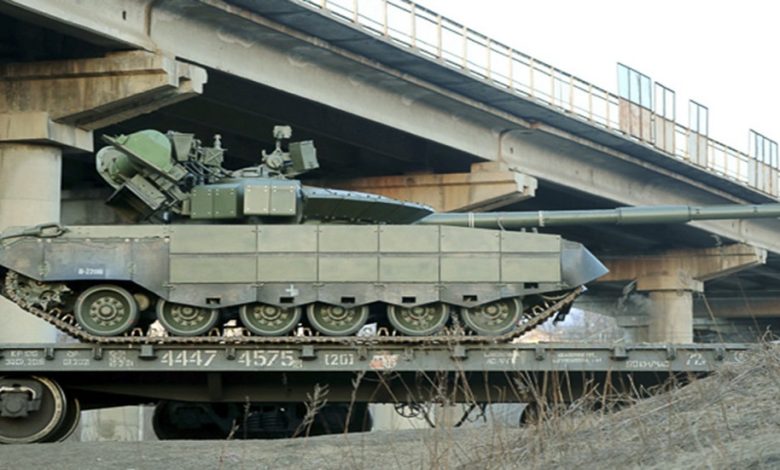 شاهد وزير الدفاع الروسي يختبر دبابة “تي 80” بنفسه