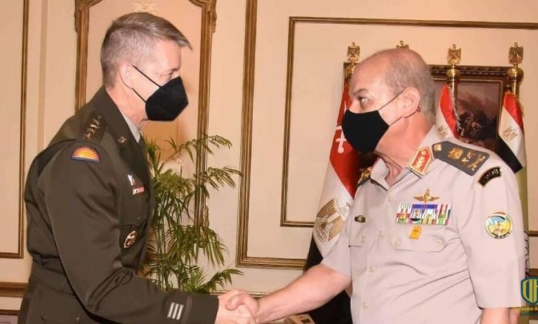 بهدف تعزيز التعاون العسكري بين البلدين.. وزير الدفاع المصري يلتقي قائد الحرس الوطني الأمريكي