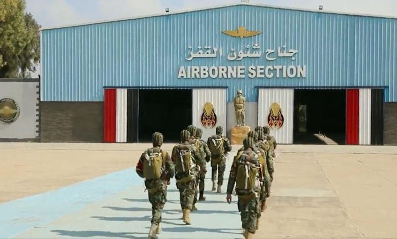 بالفيديو: جنود المظليون المصريون يقفزون من طائرة “إيل-76”