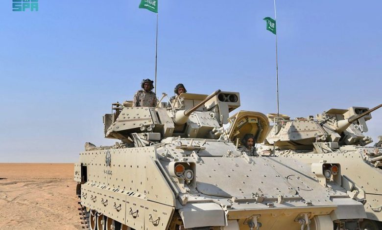 بمشاركة القوات البرية السعودية.. انطلاق مناورات تمرين “رماية الخليج 2021” في الكويت (صور)