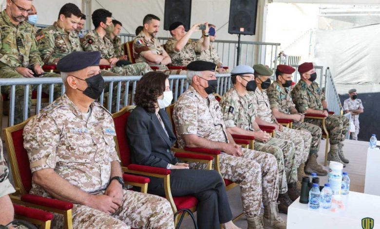 الأردن.. رئيس هيئة الأركان المشتركة والسفيرة البريطانية يتابعان تمرين اقتحام جوي مشترك (صور)