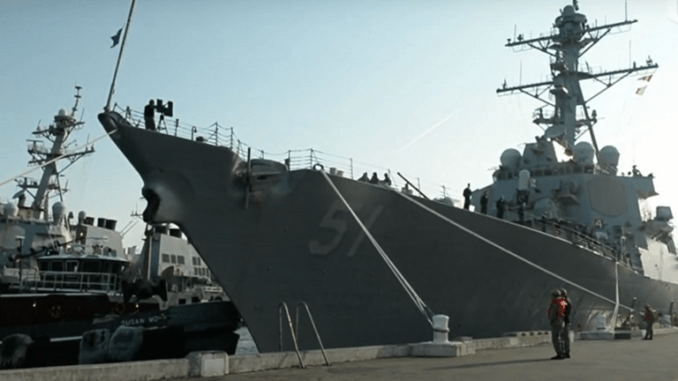 البحرية الامريكية تختبر مدمرة بحرية من فئة Arleigh Burke