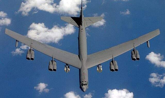 مقارنة بين طائرة “بي-52″ الأمريكية و”تو-95” الروسية