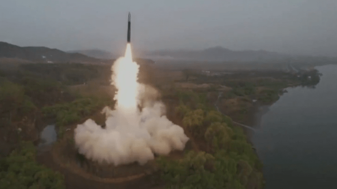 كوريا الشمالية تطلق صاروخا عابرا للقارات تحت إشراف الزعيم كيم جونغ أون (صور)