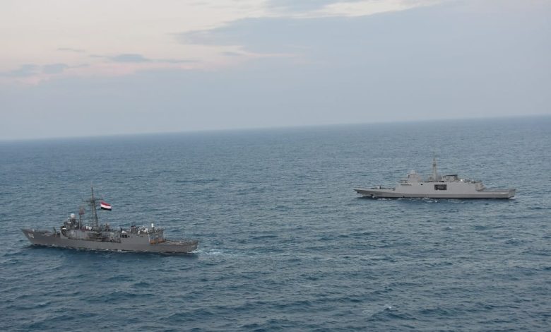 بفرقاطة وسفينة برمائية.. الجيش المصري ينفذ تدريبات عسكرية مع القوات الأمريكية في البحر الأحمر