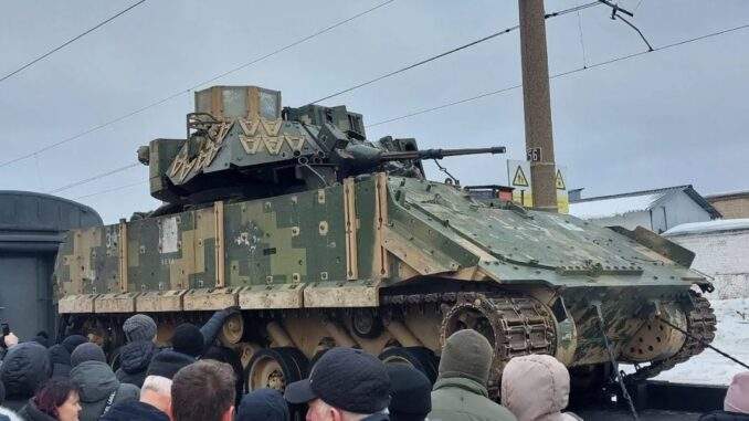 روسيا تضع يدها على مدرعة “برادلي” الأمريكية وتشرع بدراسة قدراتها القتالية