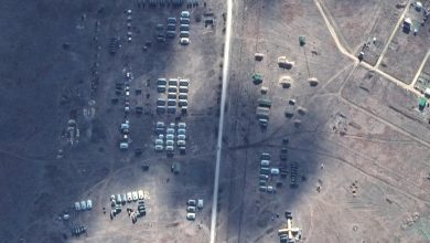 روسيا تبني جسرا بالنهر والولايات المتحدة تعلن أن الغزو الروسي لأوكرانيا اقترب