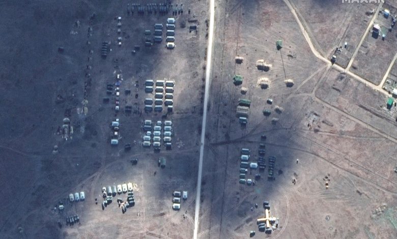 روسيا تبني جسرا بالنهر والولايات المتحدة تعلن أن الغزو الروسي لأوكرانيا اقترب