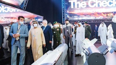 نائب القائد الأعلى للقوات المسلحة الإماراتية يتفحص مقاتلة “تشيك ميت” (صور)