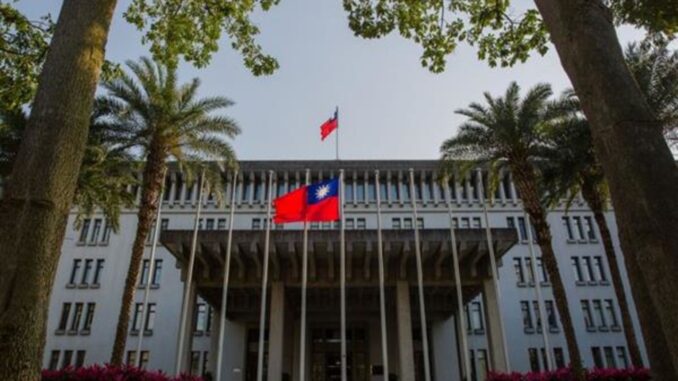 الدفاع التايوانية: 15 مقاتلة صينية عبرت الخط الأوسط لمضيق تايوان اليوم