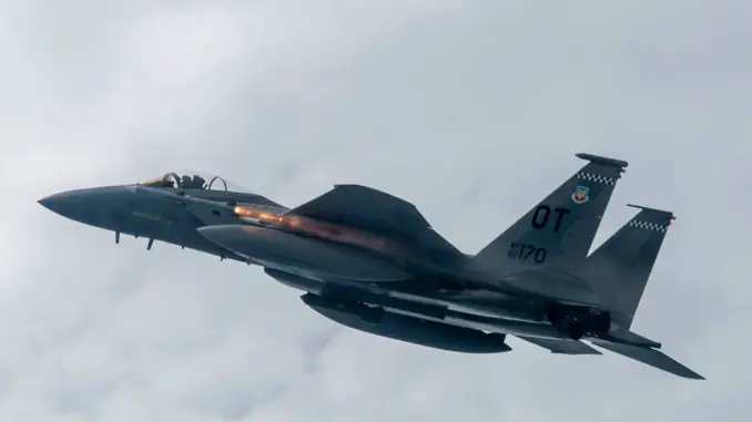 القوات الجوية الأمريكية و”ريثيون” تختبران بنجاح أحدث نسخة من صاروخ “أمرام”