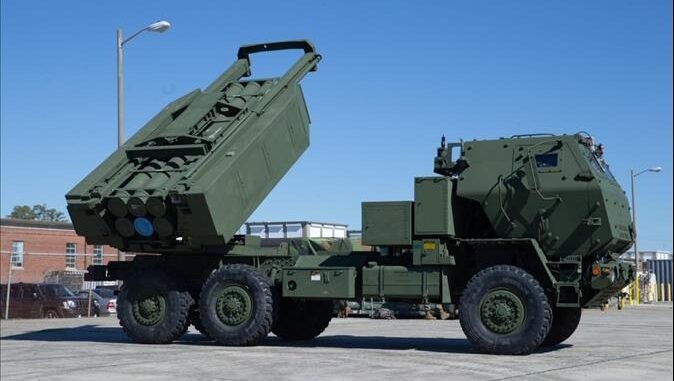 “وول ستريت جورنال” تكشف عن تعديلات أميركية على منصات إطلاق صواريخ “هيمارس” المقدمة لأوكرانيا