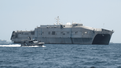 للمرة الأولى.. سفينة الأسطول الخامس الأمريكي ترسو بمرفأ بيروت